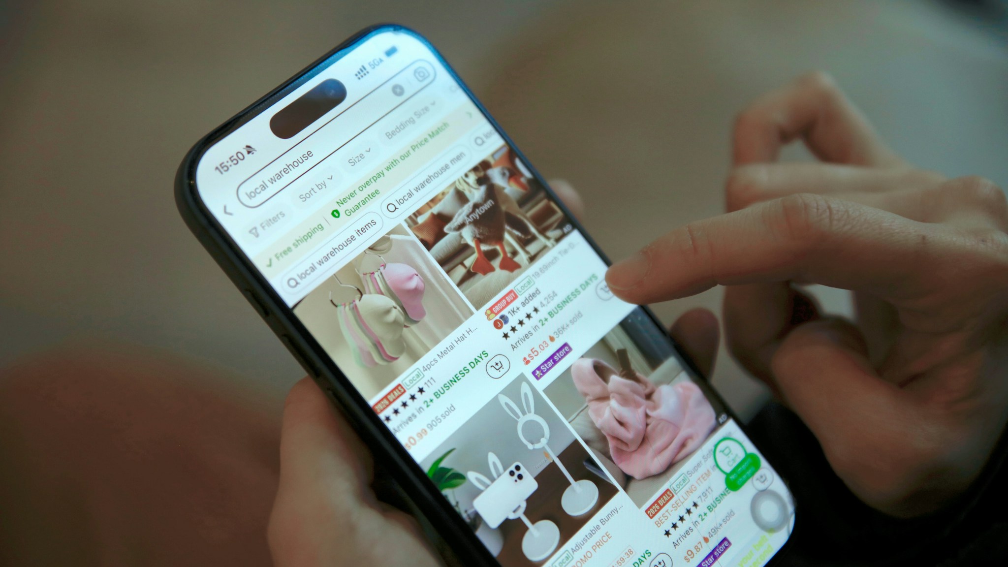 E-ticarette sahte yorum riskine karşı telefondan ürün yorumlarını inceleyen kullanıcı