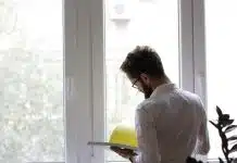 Ev denetimi nedir? Konut alım ve kiralamasında teknik ekspertiz dönemi Baretli uzman boş bir dairede belge inceliyor; ev denetimi taşınmazın teknik durumunu ortaya koyuyor