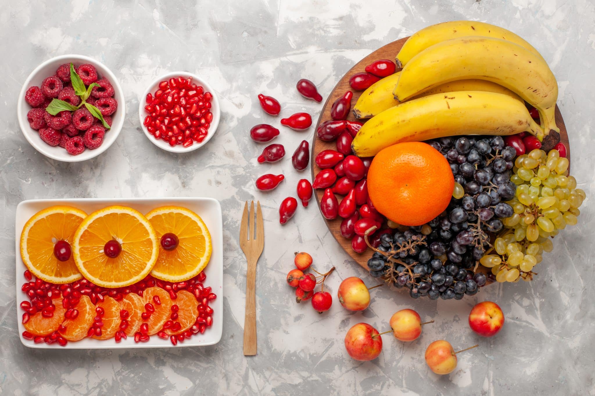 Narenciye, üzüm, muz ve kırmızı meyvelerden oluşan renkli tabak; flavonoid içeren besinler