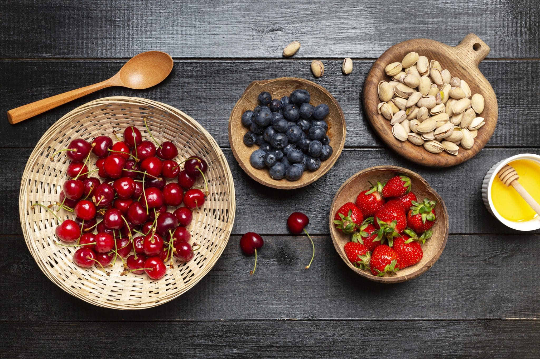 Kase içinde kiraz, yaban mersini, çilek ve kuruyemiş; flavonoid içeren besinler