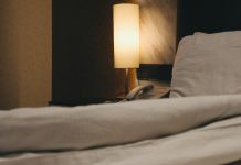 Gece uyanmaları sonrası loş ışıkta dağınık yatak