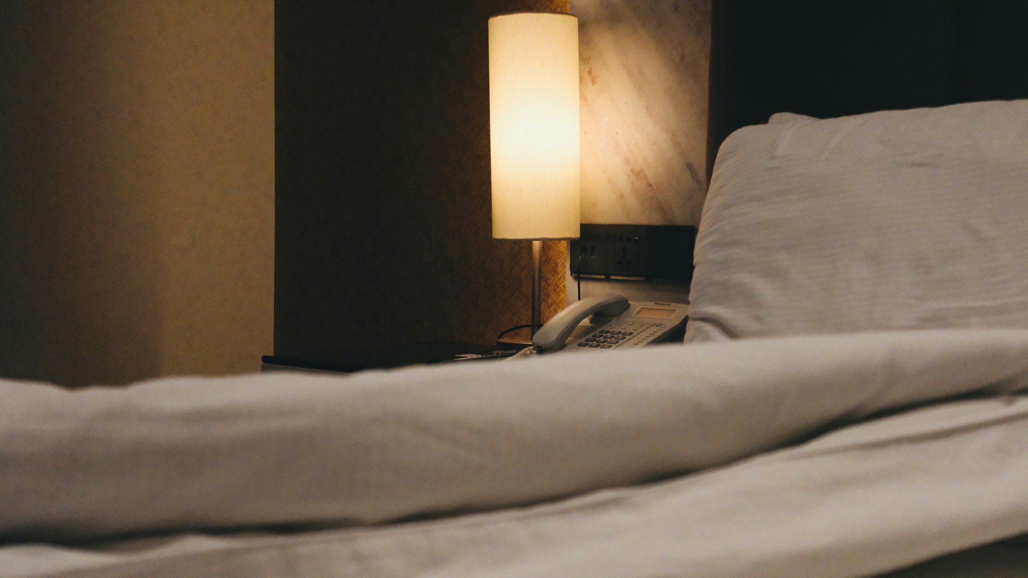 Gece uyanmaları sonrası loş ışıkta dağınık yatak