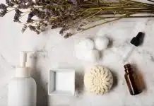 Günlük Cilt Bakımında Temizleme ve Nemlendirme Adımları Yüz temizleme jeli ve nemlendirici ile oluşturulan sade günlük cilt bakım rutini