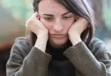 Hayalet deprem sendromu nedir? Sürekli sallanma hissinin nedeni Hayalet deprem sendromu nedeniyle sallanma hissiyle başını elleri arasına alan bir kadın
