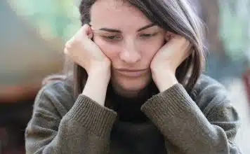 Hayalet deprem sendromu nedir? Sürekli sallanma hissinin nedeni Hayalet deprem sendromu nedeniyle sallanma hissiyle başını elleri arasına alan bir kadın