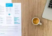Hayalet ilan nedir? İlanlar artıyor ama işe alımlar düşüyor Hayalet ilan tartışmasında iş başvurusu için hazırlanan özgeçmiş, dizüstü bilgisayar ve kahve bulunan masa