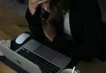 Hayır diyememek tükenmişliğe dönüşebilir: Sağlıklı sınır nasıl konur? Hayır diyememek nedeniyle iş yükü altında tükenmiş hissedip başını elleri arasına alan bir kadın