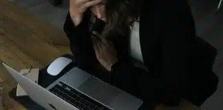 Hayır diyememek tükenmişliğe dönüşebilir: Sağlıklı sınır nasıl konur? Hayır diyememek nedeniyle iş yükü altında tükenmiş hissedip başını elleri arasına alan bir kadın