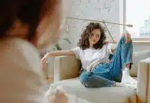 Hipnoterapi beynin anlamlandırma süreçlerini destekliyor! Hipnoterapi seansında koltukta oturan düşünceli genç kadın
