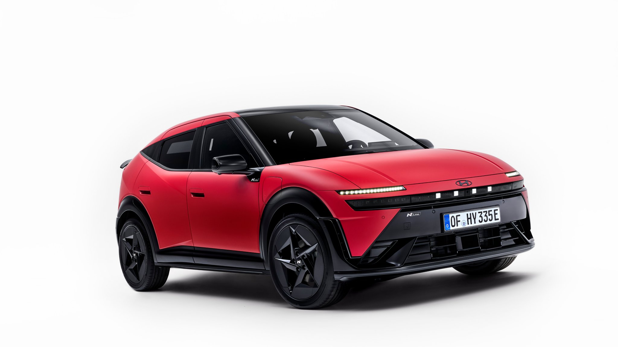 Hyundai IONIQ 3 N Line versiyonunun ön ve yan görünümü