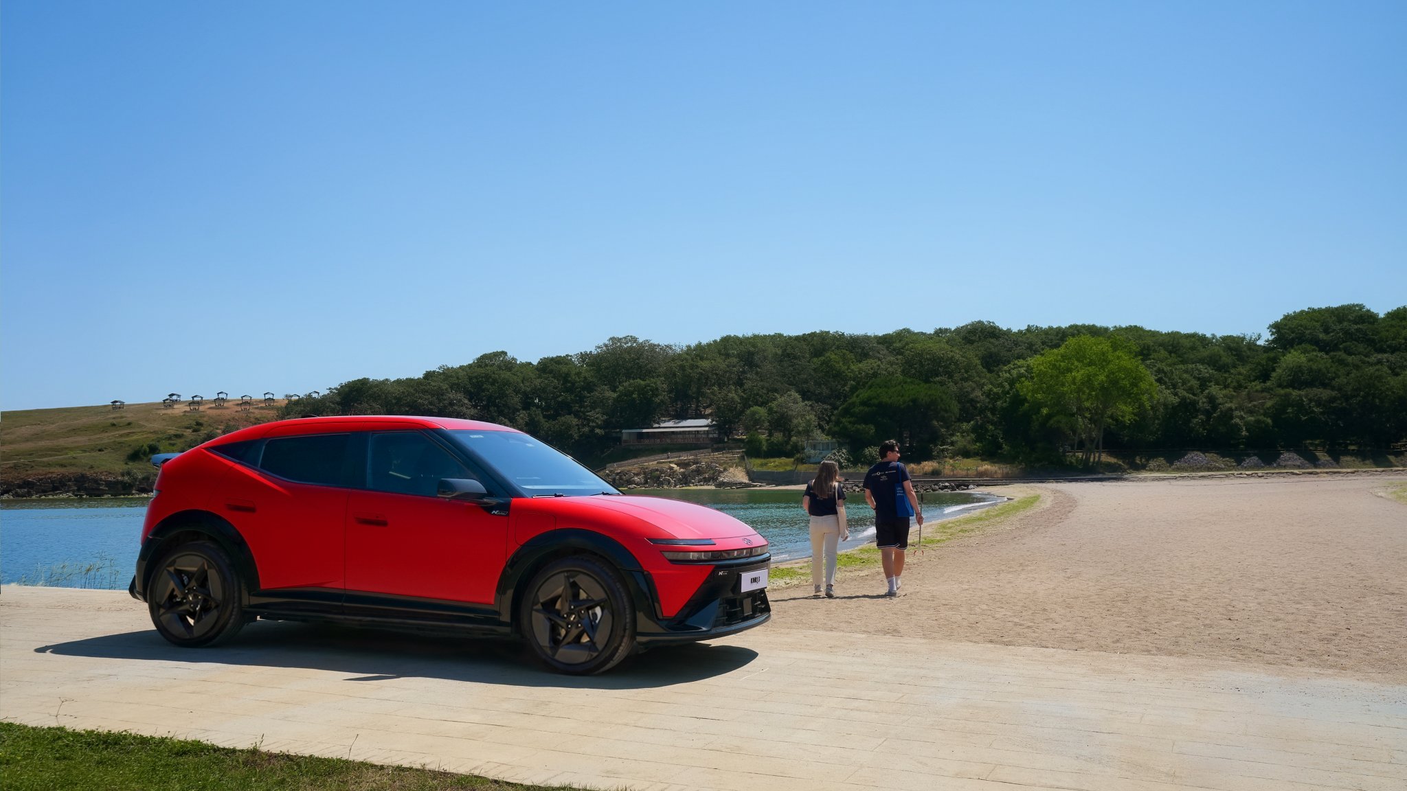 Kırmızı Hyundai IONIQ 3 sahilde park halinde
