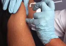 Grip sezonunda influenzadan korunma için 7 önlem Grip sezonunda influenzadan korunma için hemşirenin bir kişinin koluna yıllık grip aşısı yapması