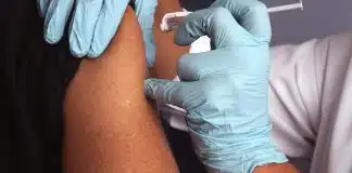 Grip sezonunda influenzadan korunma için 7 önlem Grip sezonunda influenzadan korunma için hemşirenin bir kişinin koluna yıllık grip aşısı yapması