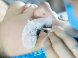İpek kirpik uygulaması yaptıran kadın
