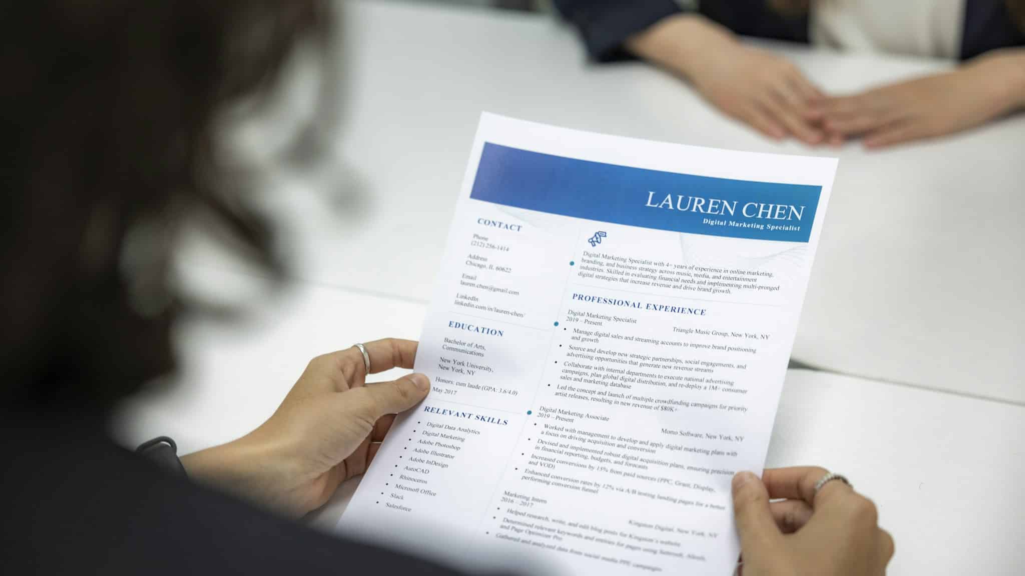 İşe alımda yapay zekâ desteğiyle ön elemeden geçen adayın CV'sini inceleyen insan kaynakları uzmanı