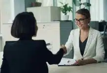 İşsizlik düşüyor ama işgücüne katılım yerinde sayıyor: Şirketleri bekleyen yetenek riski İş görüşmesi sonunda el sıkışan iki kadın; işgücüne katılım şirketlerin yetenek erişimini belirliyor