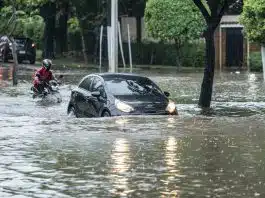 İstanbul’da sel: Felaketin nedeni yağış mı, betonlaşma mı? İstanbul'da sel ve betonlaşma tartışması: Şiddetli yağışta su basan caddede ilerleyen araçlar