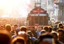 İstanbul’da Barınma Tercihleri Nasıl Değişiyor? Kent Yaşamının Yeni Gerçekleri İstanbul'da barınma tercihlerini şekillendiren kira, ulaşım ve yaşam maliyeti dengesi