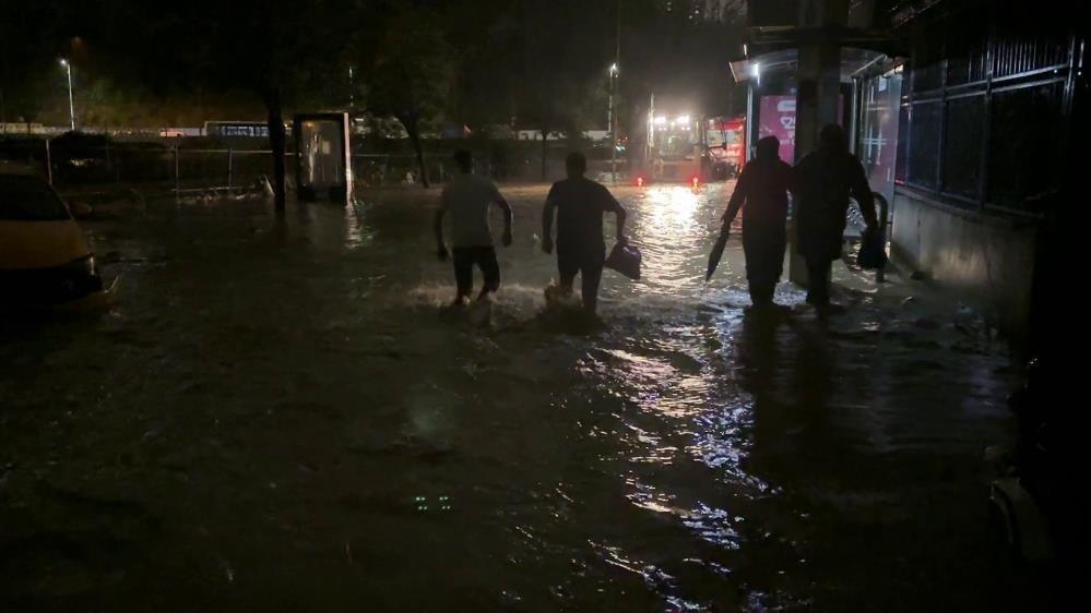 İstanbul'da sel: Elektriklerin kesildiği Ayazağa'da su basan sokakta yürüyen vatandaşlar