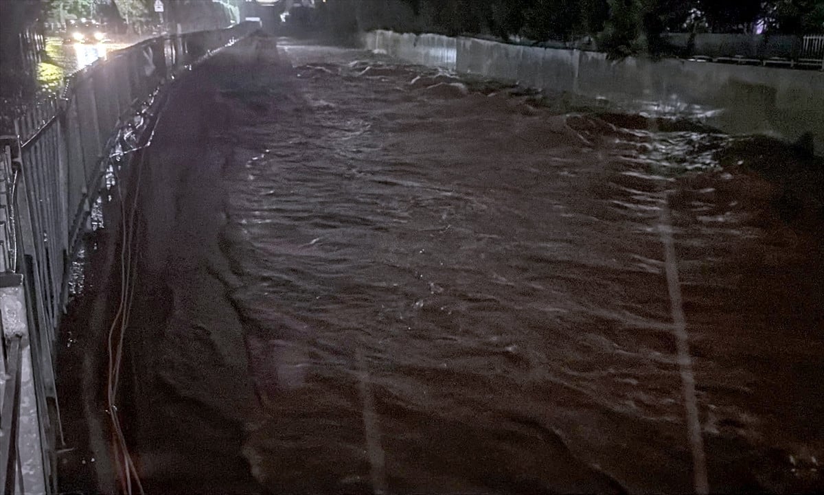 İstanbul'da sel: Gece saatlerinde yükselen ve kıyılarından taşan dere