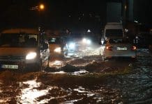 İstanbul'da sel gecesi: Su basan caddede farları yanan araçlar güçlükle ilerliyor