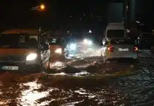 İstanbul’da sel: Sarıyer’de araçlar sürüklendi, Beykoz’a 242 kilo yağış düştü İstanbul'da sel gecesi: Su basan caddede farları yanan araçlar güçlükle ilerliyor