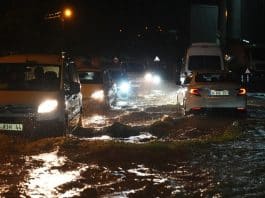 İstanbul'da sel gecesi: Su basan caddede farları yanan araçlar güçlükle ilerliyor