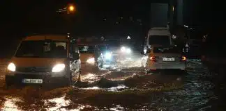 İstanbul’da sel: Sarıyer’de araçlar sürüklendi, Beykoz’a 242 kilo yağış düştü İstanbul'da sel gecesi: Su basan caddede farları yanan araçlar güçlükle ilerliyor