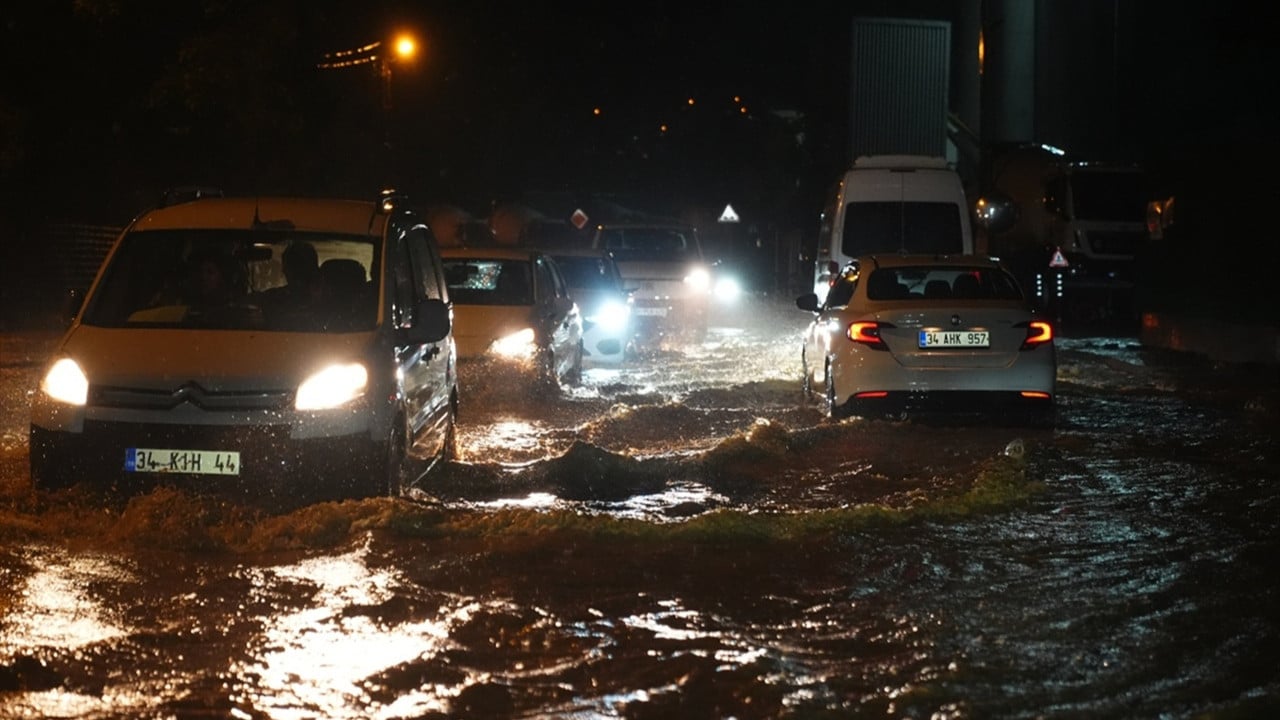İstanbul'da sel gecesi: Su basan caddede farları yanan araçlar güçlükle ilerliyor