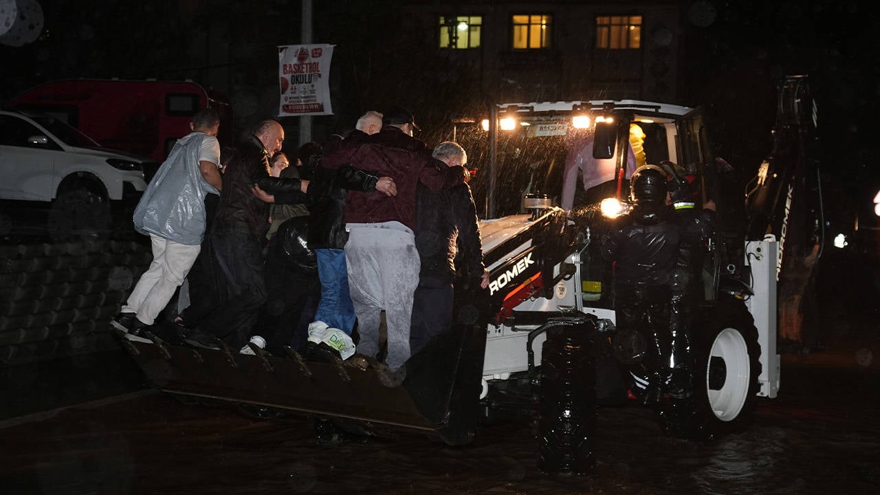 İstanbul'da sel sularında mahsur kalan vatandaşlar gece saatlerinde iş makinesiyle tahliye ediliyor