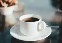 Kahve ve kemik sağlığı: Fazla kafein kemikleri zayıflatır mı? Kahve ve kemik sağlığı ilişkisini simgeleyen beyaz fincan tabağında bir fincan kahve