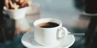 Kahve ve kemik sağlığı: Fazla kafein kemikleri zayıflatır mı? Kahve ve kemik sağlığı ilişkisini simgeleyen beyaz fincan tabağında bir fincan kahve