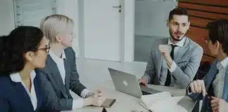 Karar zekâsı nedir? Şirketlerin yeni rekabet alanı Karar zekâsı yaklaşımıyla kritik bir kararı masa başında tartışan dört yönetici