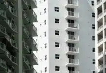 Konut fiyatları yıllık yüzde 22,5 arttı, reel olarak yüzde 6,2 düştü Konut fiyatları artmaya devam eden şehirde balkonlu apartmanlar