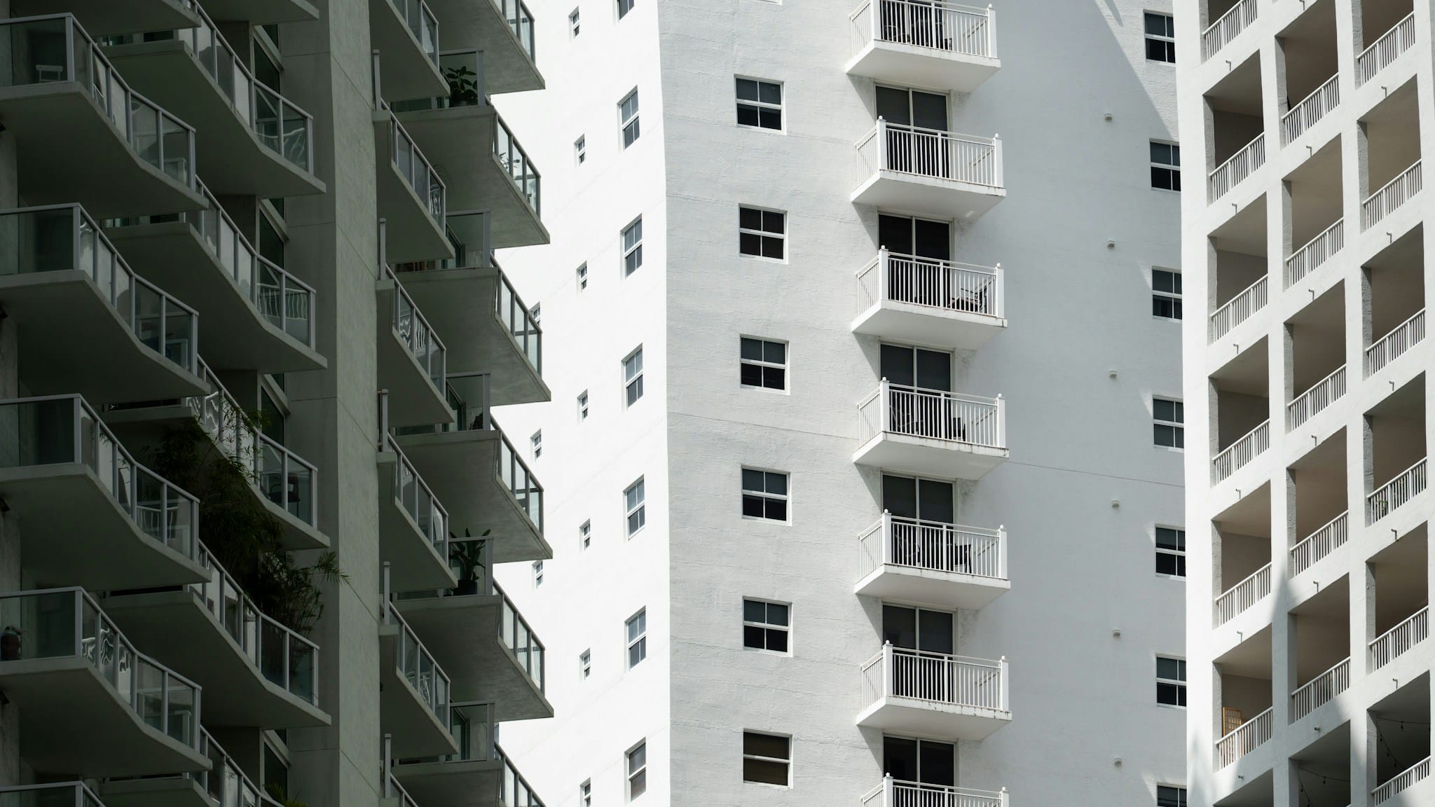 Konut fiyatları artmaya devam eden şehirde balkonlu apartmanlar