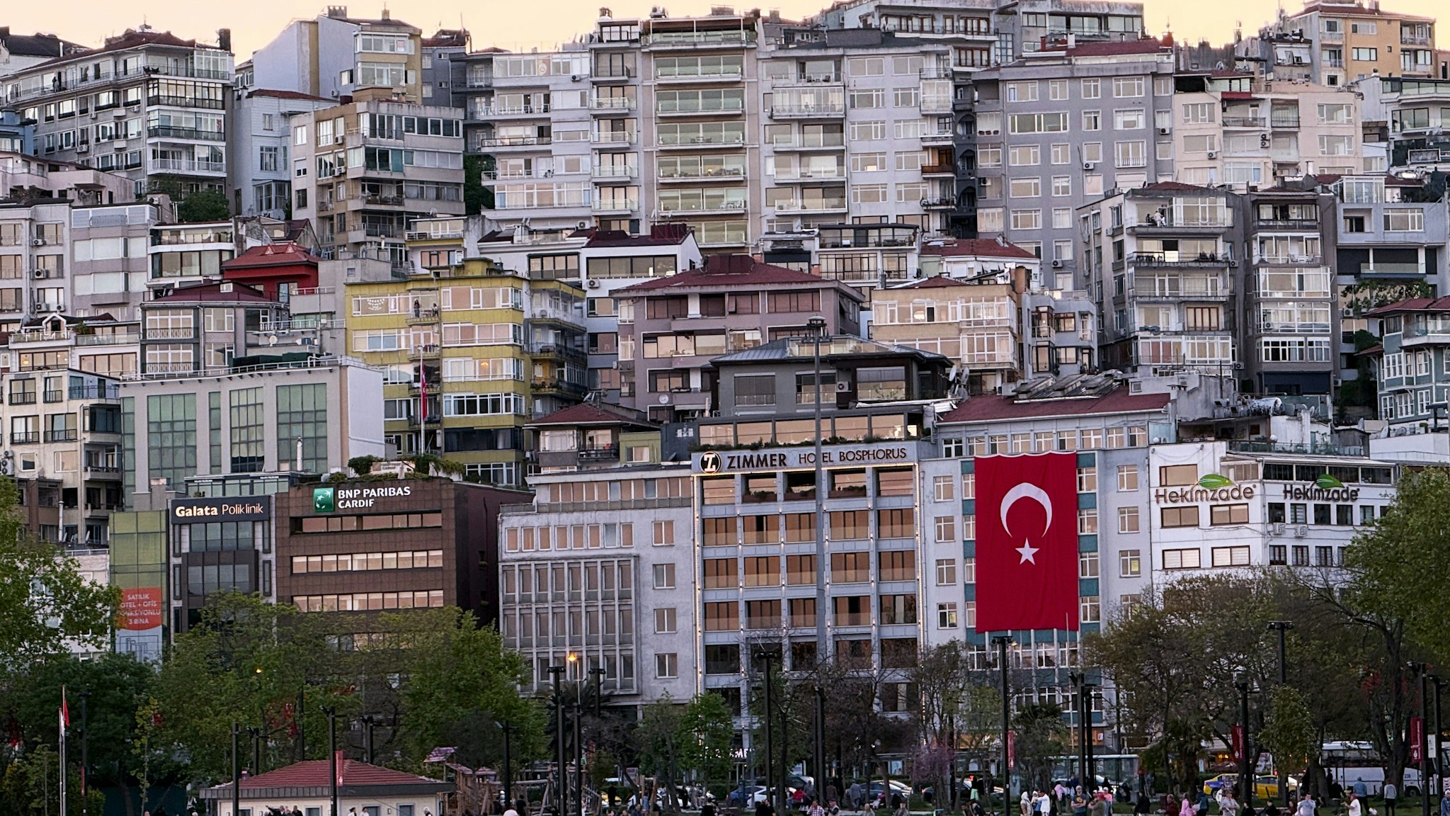 İstanbul'da yamaca dizilmiş apartmanlar; konut satışları ilk dokuz ayda geriledi