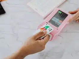 Kredi kartı asgari ödeme eşiği 100 bin TL’ye çıktı: Kimin ödemesi yarıya iniyor? Kredi kartı asgari ödeme eşiğinin 100 bin TL'ye çıktığı dönemde temassız ödeme terminalinde kredi kartıyla ödeme yapan bir kişi