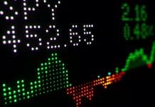 Küresel finansal varlıklar ve borsa verilerini gösteren ekran