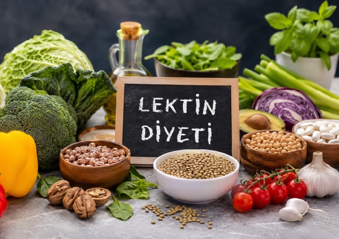 Lektin diyeti yazılı kara tahta ve çevresinde sebzeler, baklagiller ve tahıllar