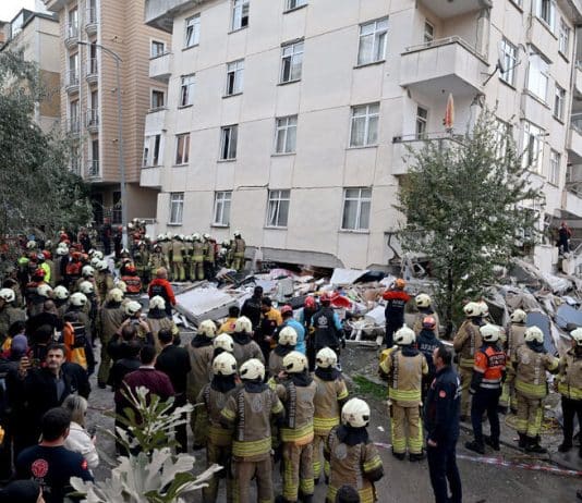 Maltepe Cevizli'de bina çökmesi sonrası enkazda arama kurtarma yapan ekipler