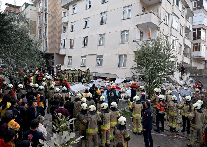 Maltepe Cevizli'de bina çökmesi sonrası enkazda arama kurtarma yapan ekipler