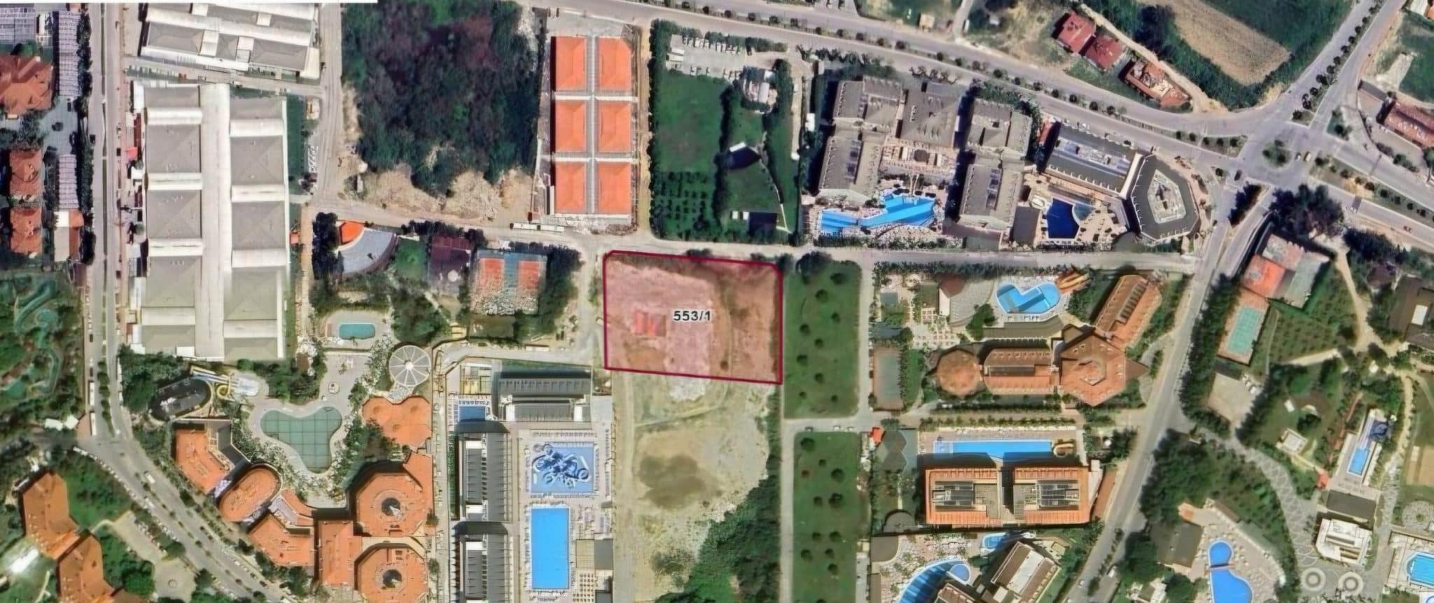 Akdeniz'e yaklaşık 600 metre mesafedeki turizm imarlı arsa ve çevresindeki oteller