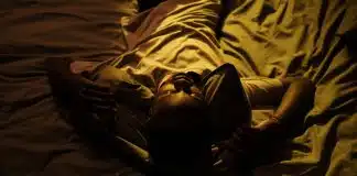 Melatonin uykusuzluğa çare mi? Doğal olması zararsız olduğu anlamına mı geliyor? Melatonin kullanmadan önce uykusuzluğun nedeni araştırılmalı: Gece karanlık odada yatağında uyuyamayan adam