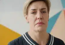 Menopoz belirtileri sıcak basmasından ibaret değil: Destek için adetlerin kesilmesini beklemeyin Menopoz belirtileri nedeniyle kendini eskisi gibi hissetmeyen, düşünceli orta yaşlı kadın portresi