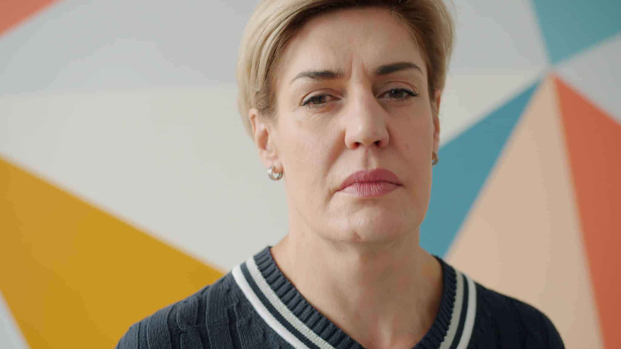 Menopoz belirtileri nedeniyle kendini eskisi gibi hissetmeyen, düşünceli orta yaşlı kadın portresi