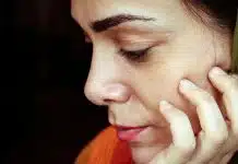 Menopoz dönemi: En sık yapılan 6 hata ve uzman uyarıları Menopoz dönemi yaşanan değişimleri düşünen bir kadın