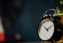 Sürekli yorgun hissetmenizin nedeni metabolik jet lag olabilir Masa üzerinde çalar saat; metabolik jet lag vücudun biyolojik saatini bozuyor