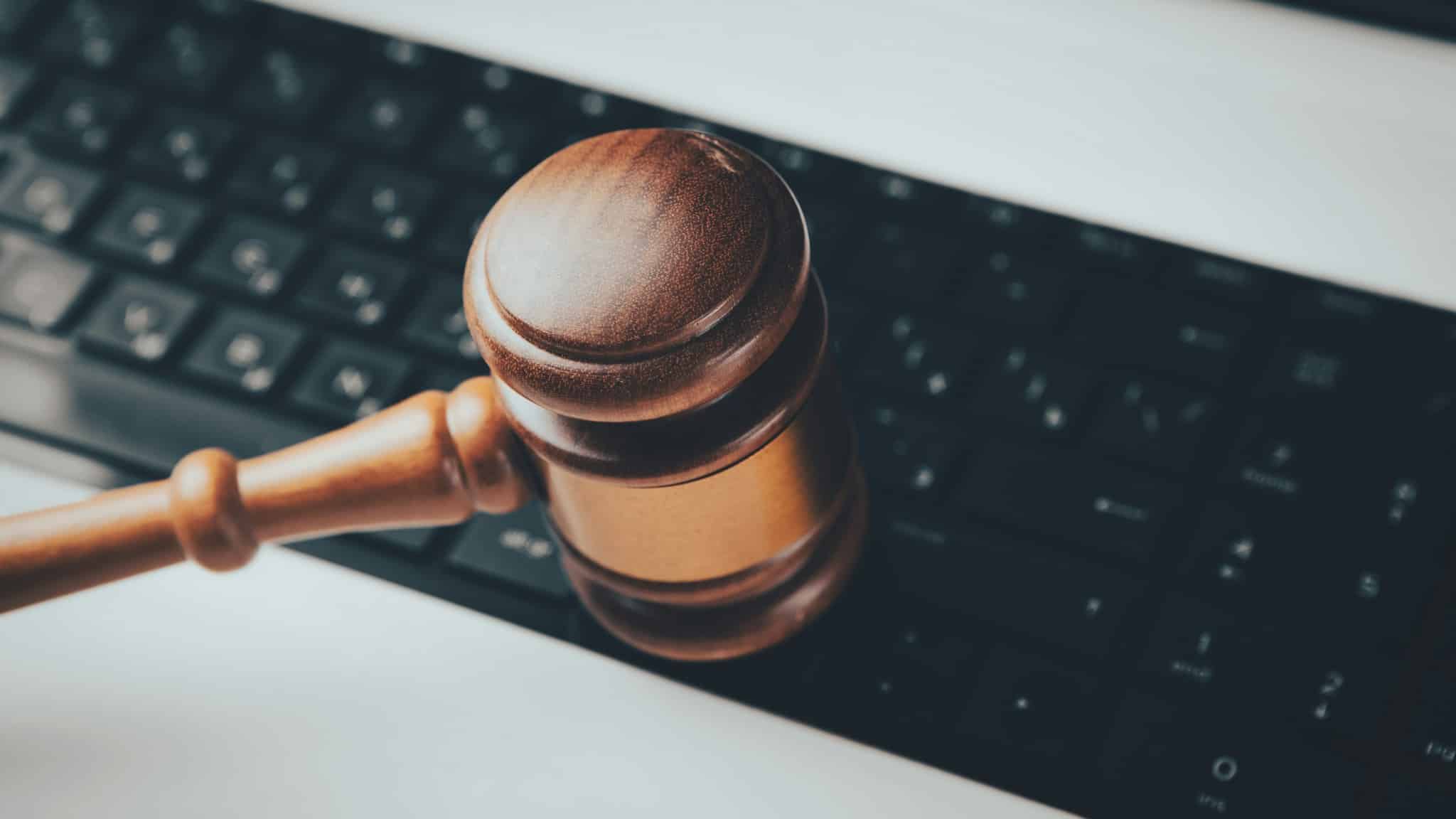 Dizüstü bilgisayar klavyesinin üzerinde duran hakim tokmağı; Microsoft Copilot hukuk becerileri