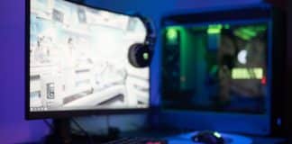 Modern Warfare 4 gibi DLSS 4.5 destekli oyunlar için kavisli monitörlü ve RGB aydınlatmalı oyun bilgisayarı masası