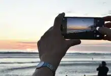 Mükemmel tatil baskısı: Instagram dinlenmeyi performans yarışına çevirdi Mükemmel tatil karesini sosyal medyada paylaşmak için gün batımında plajda telefonla fotoğraf çeken eller